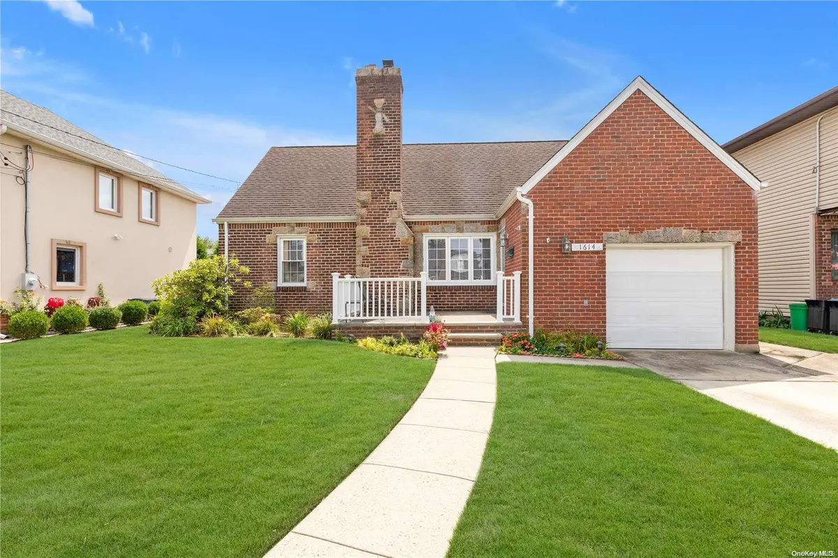 1614 Gilford AVE, New Hyde Park, NY 11040