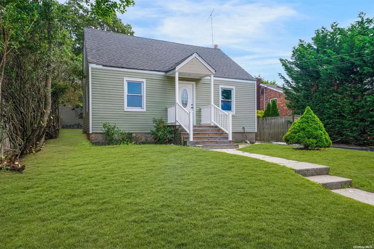 847 N Clinton AVE, North Lindenhurst, NY 11757