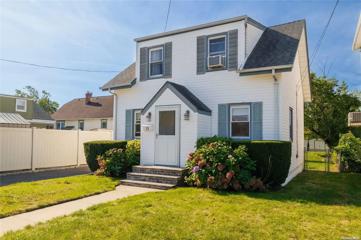 15 Dart ST, East Rockaway, NY 11518