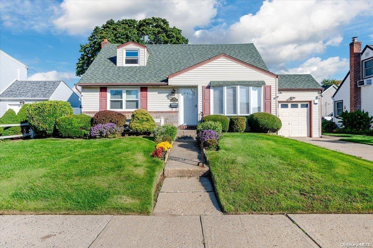 2747 Rowehl DR, East Meadow, NY 11554