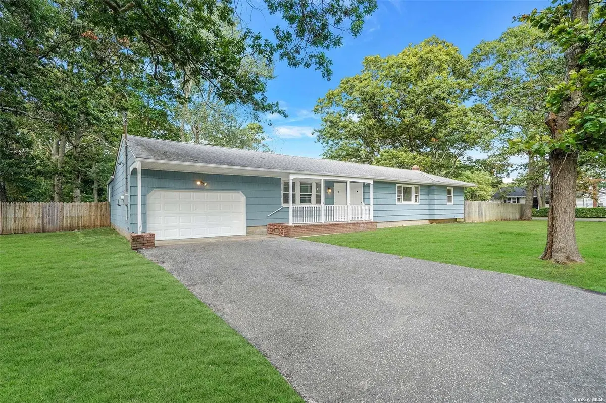 55 Peeker AVE, Mastic Beach, NY 11951