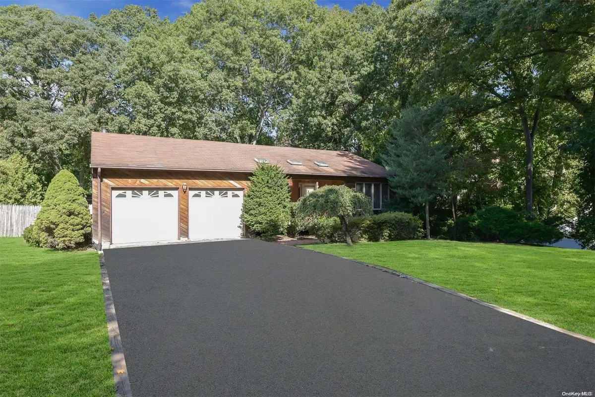 3 Springbriar LN, Kings Park, NY 11754