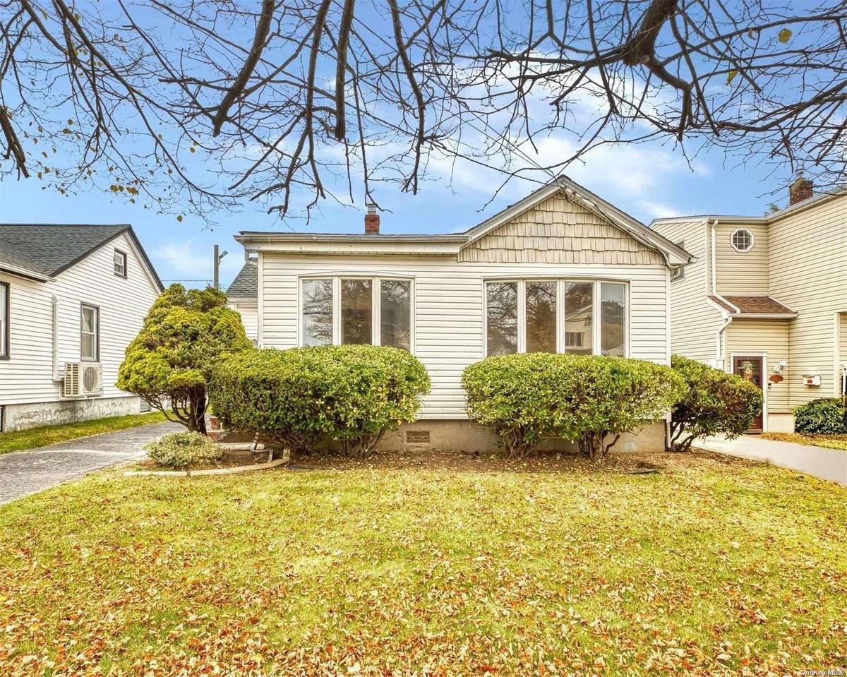 2853 Royle ST, Bellmore, NY 11710
