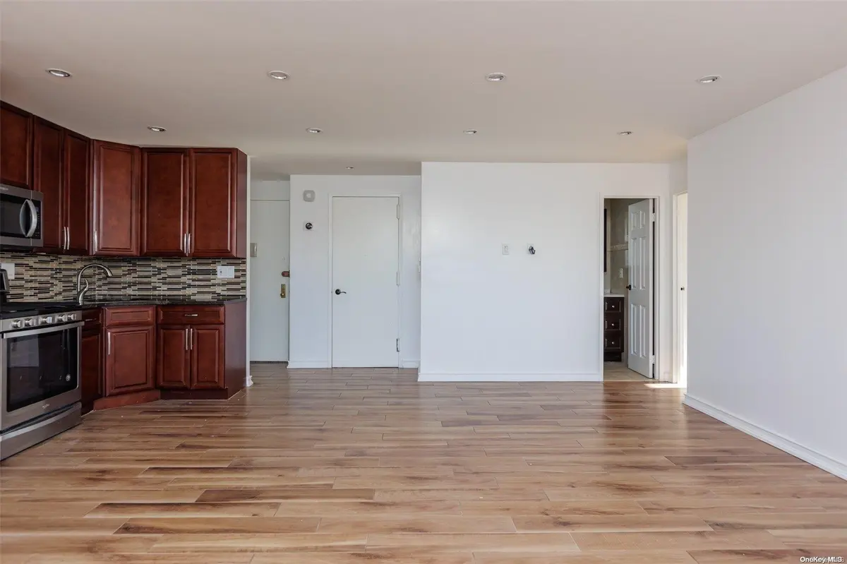72-31 Metropolitan Ave #4B, Middle Village, NY 11379