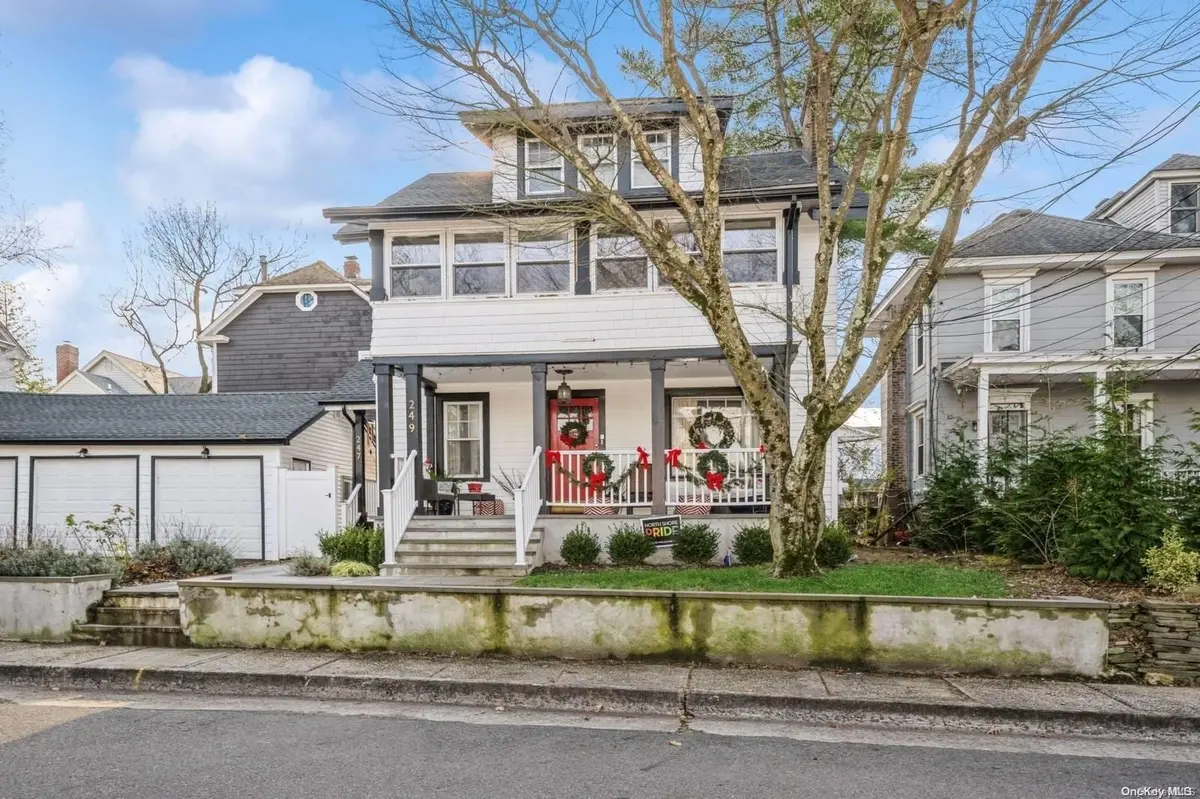 249 8th AVE, Sea Cliff, NY 11579