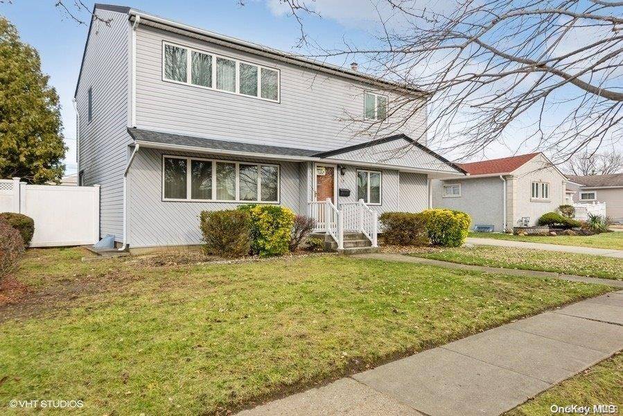 17 Cornell LN, Hicksville, NY 11801