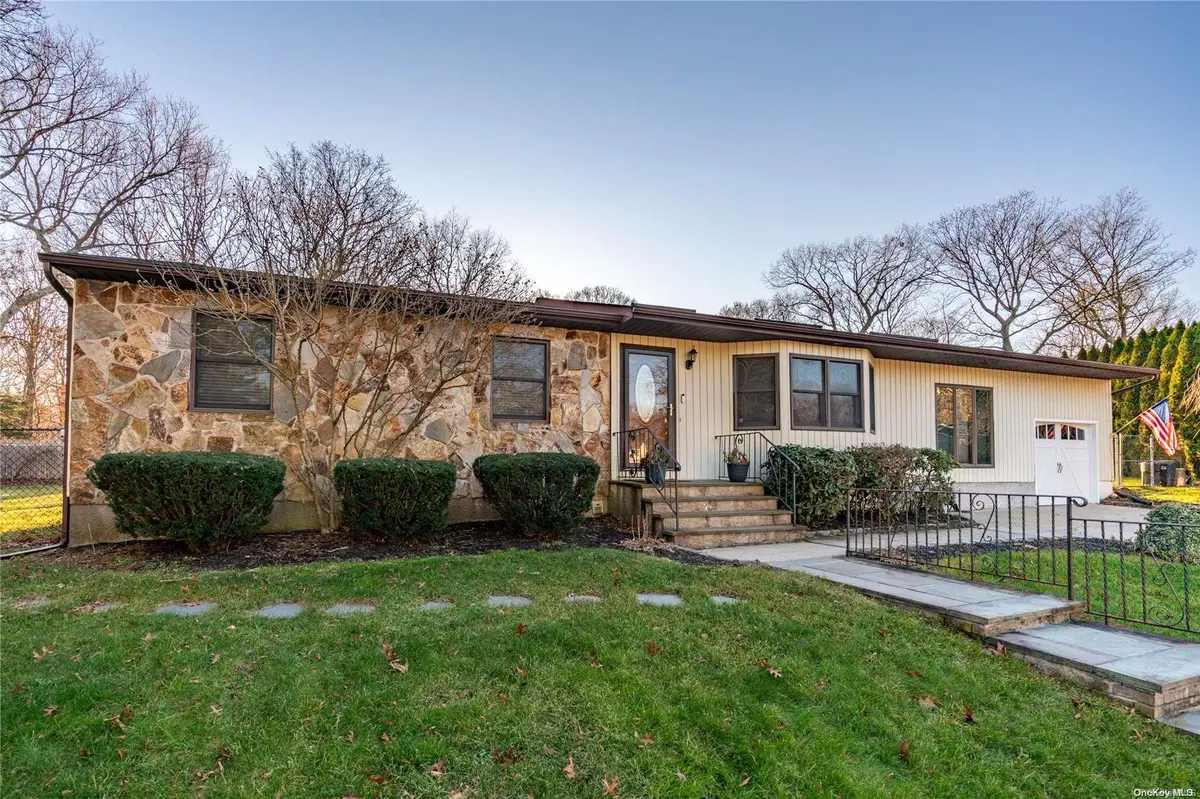 9 Saljon CT, Centereach, NY 11720