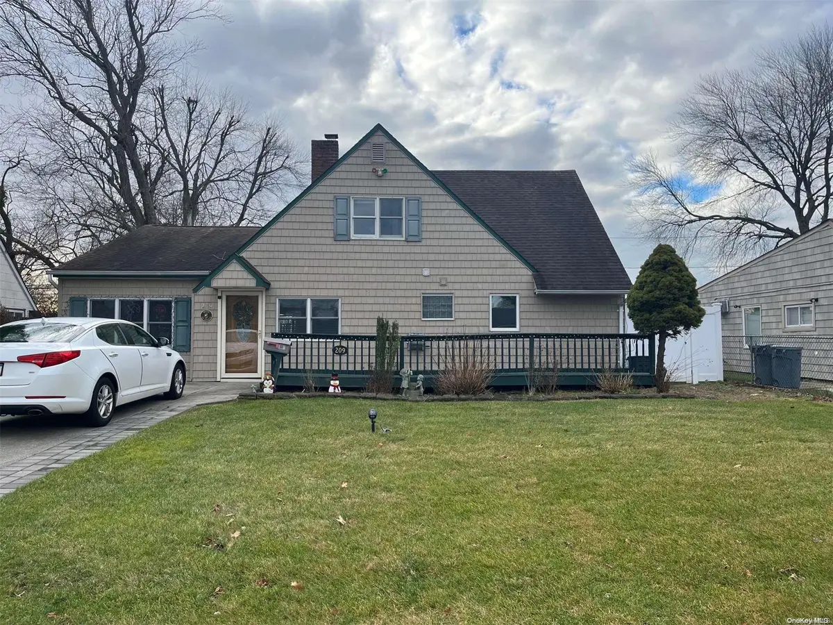 209 Blacksmith RD, Levittown, NY 11756