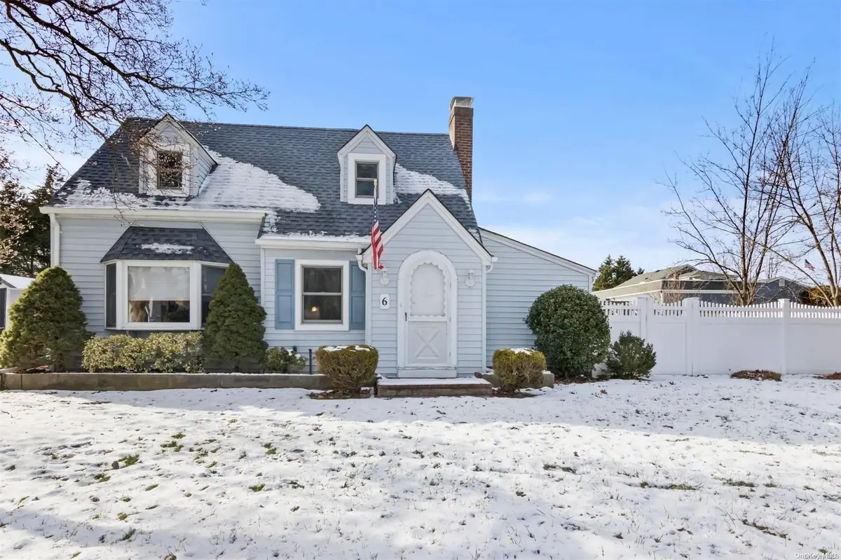 6 Woodland RD, Centereach, NY 11720