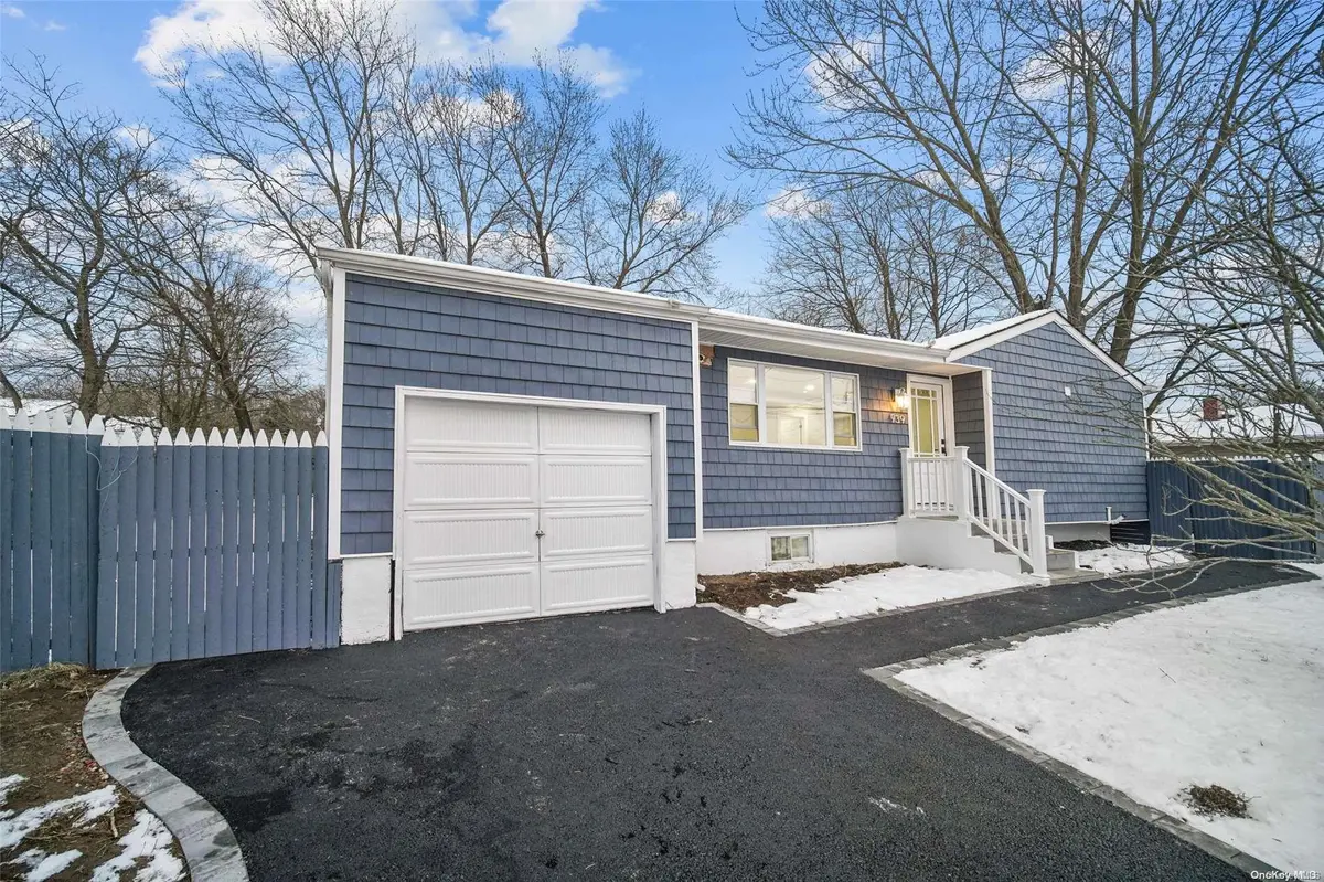939 Americus AVE, East Patchogue, NY 11772