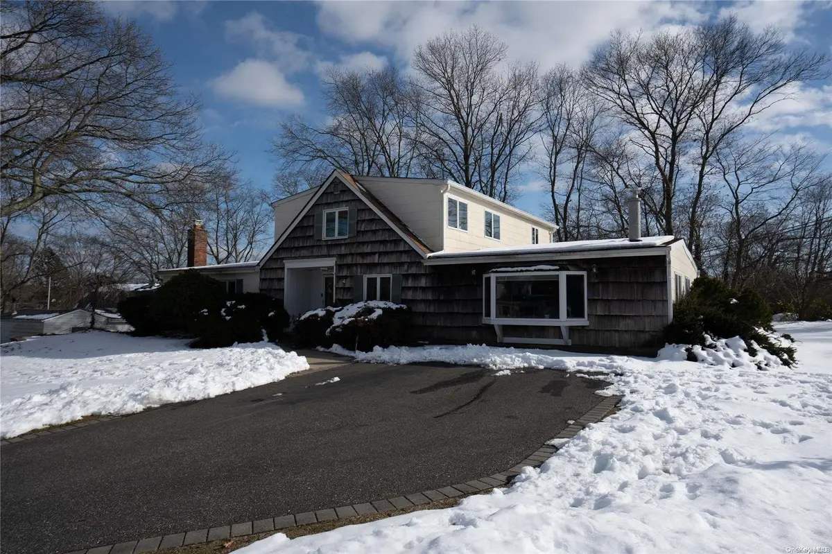 4 Campus LN, Ronkonkoma, NY 11779