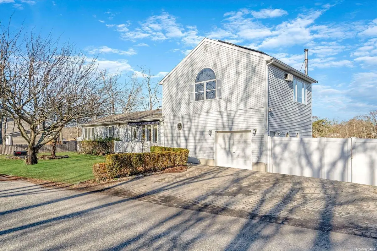 3 Ducky LN, Mastic Beach, NY 11951