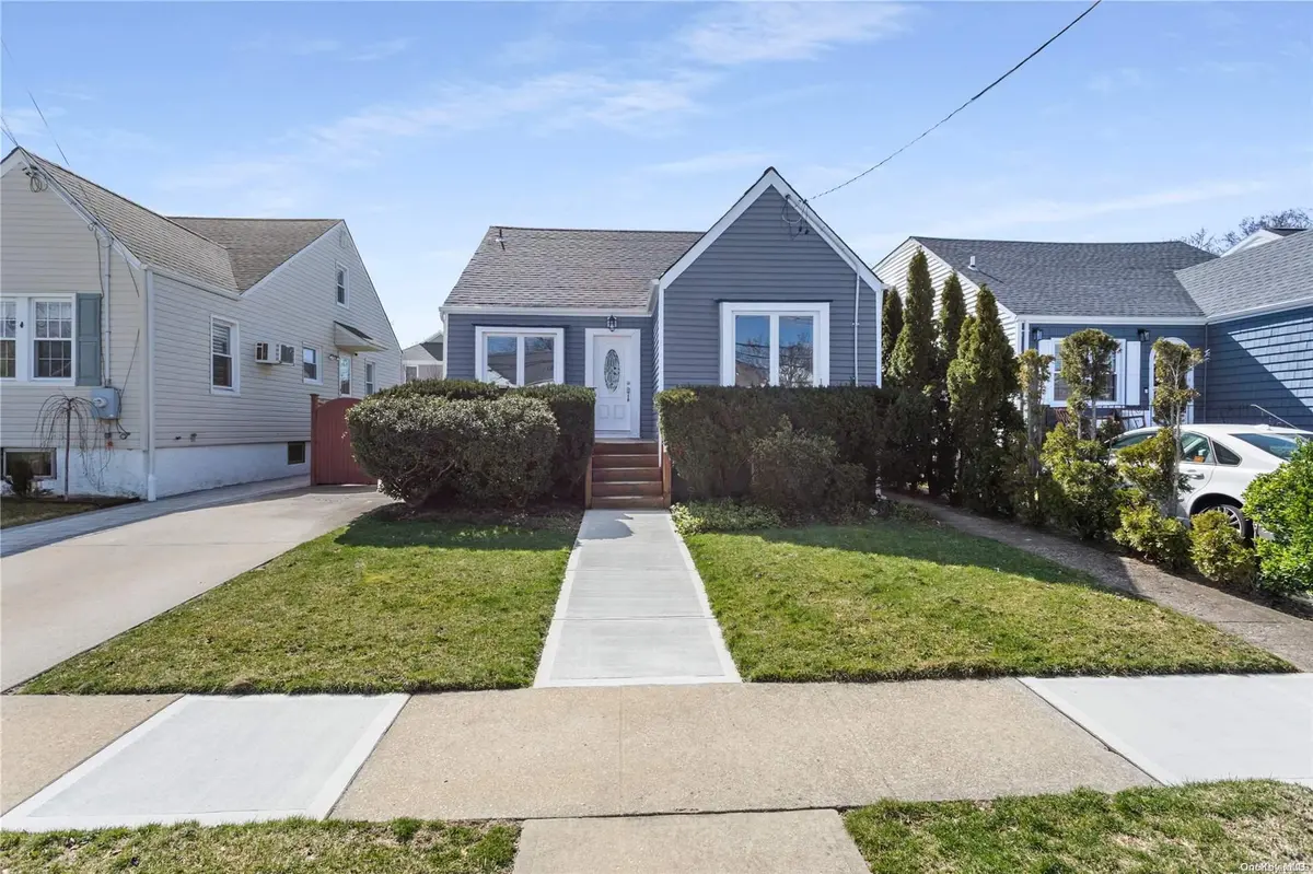 62 Maple ST, Massapequa, NY 11758