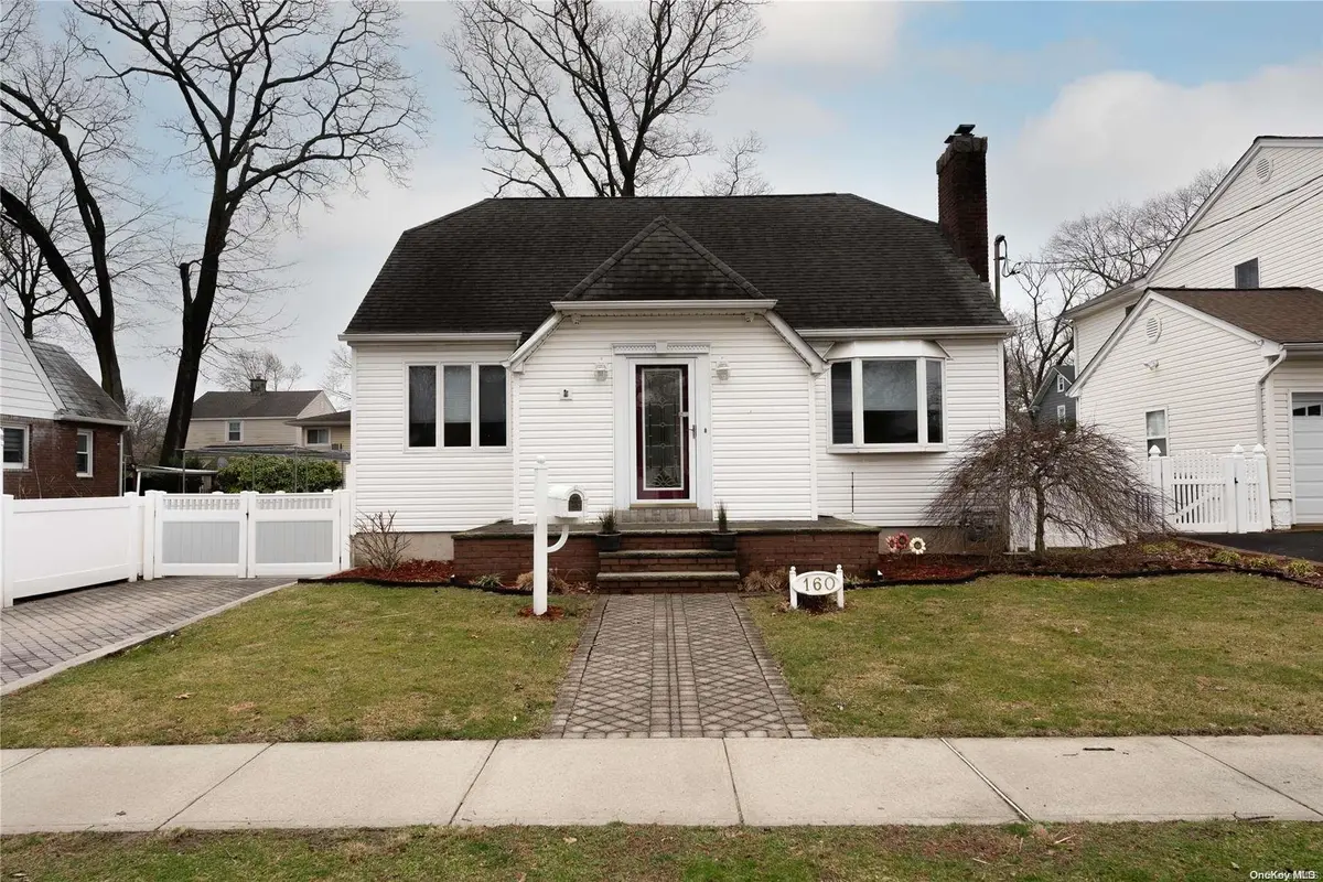 160 E Maujer ST, Valley Stream, NY 11580
