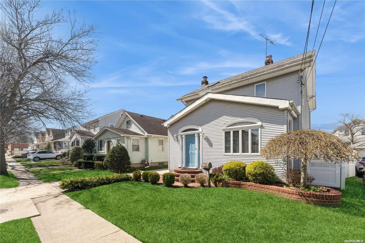 19 S 18th ST, New Hyde Park, NY 11040