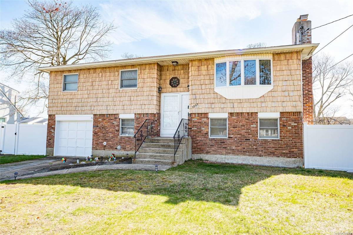 1081 Hyman AVE, Bay Shore, NY 11706
