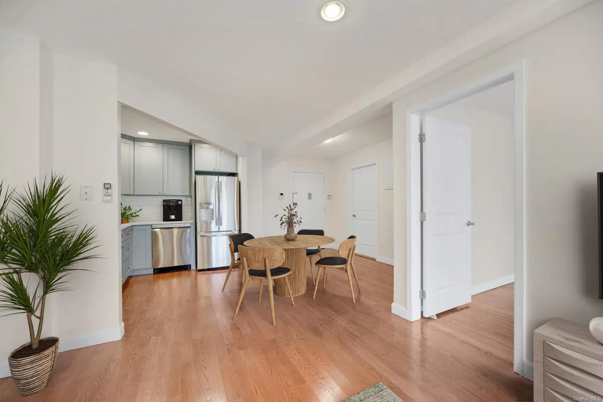 25-47 23rd ST #3R, Astoria, NY 11102