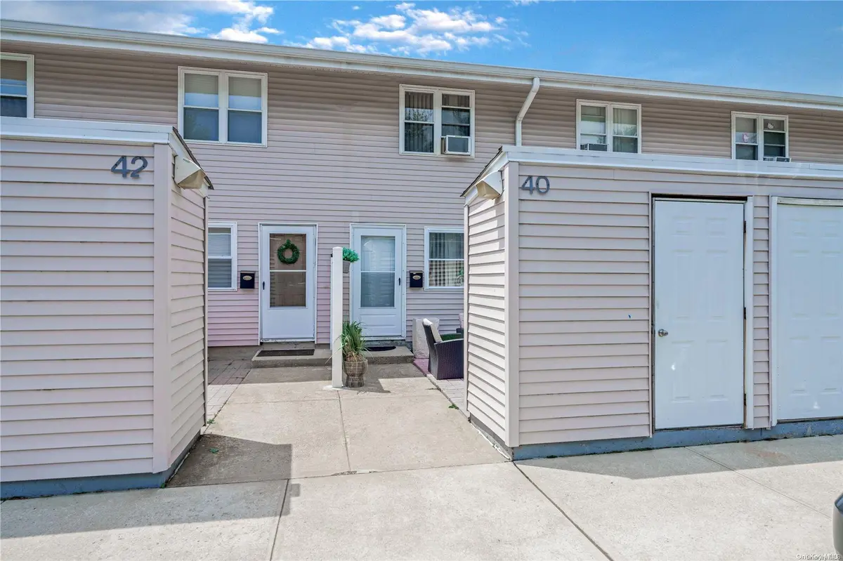 40 Townhouse RD #40, Huntington Station, NY 11746