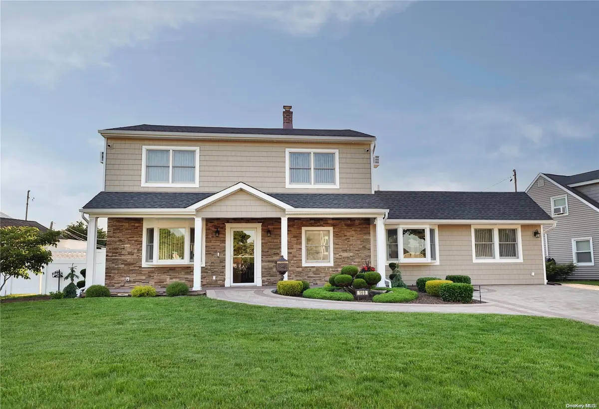 169 Shelter LN, Levittown, NY 11756