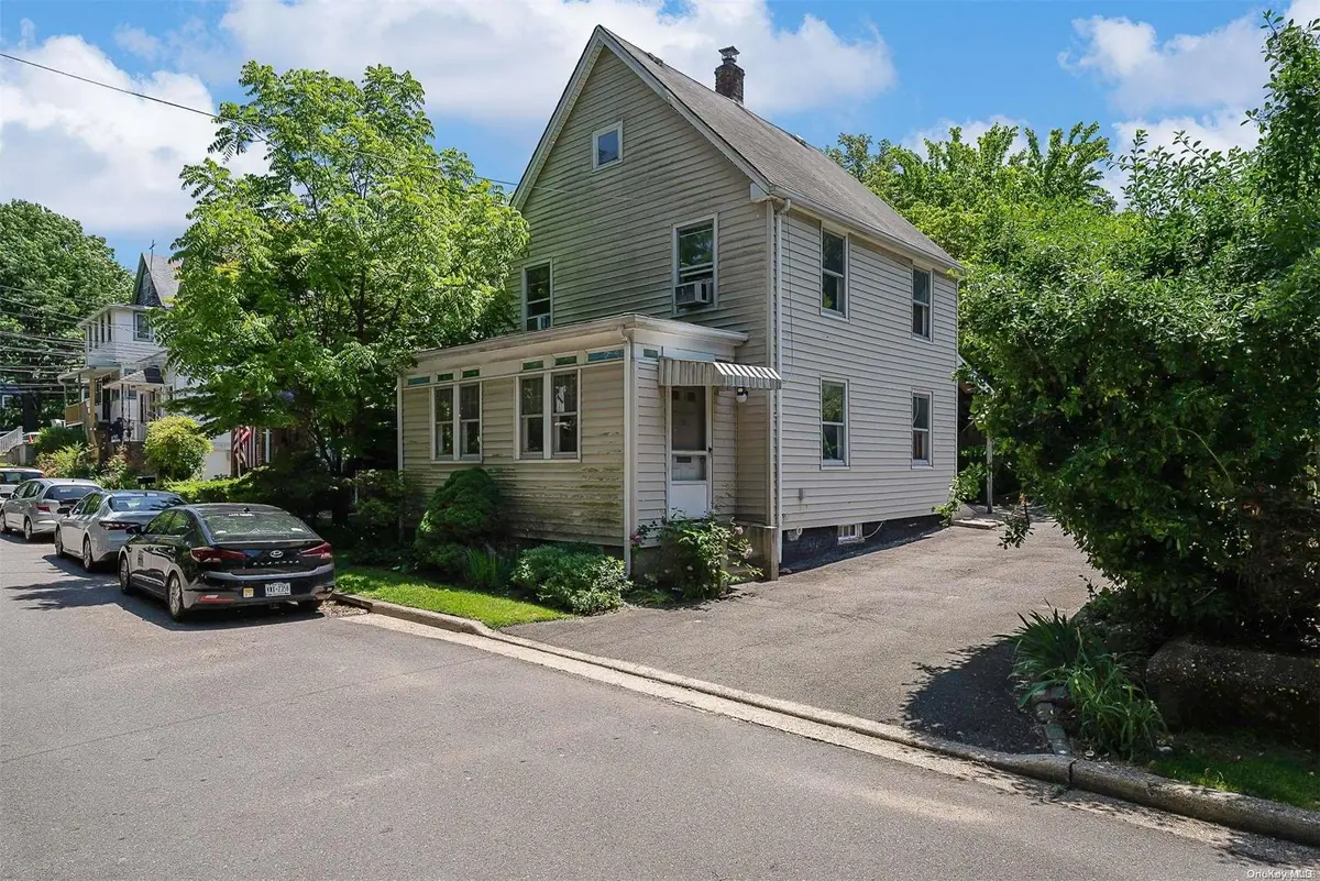 13 Charles ST, Port Washington, NY 11050