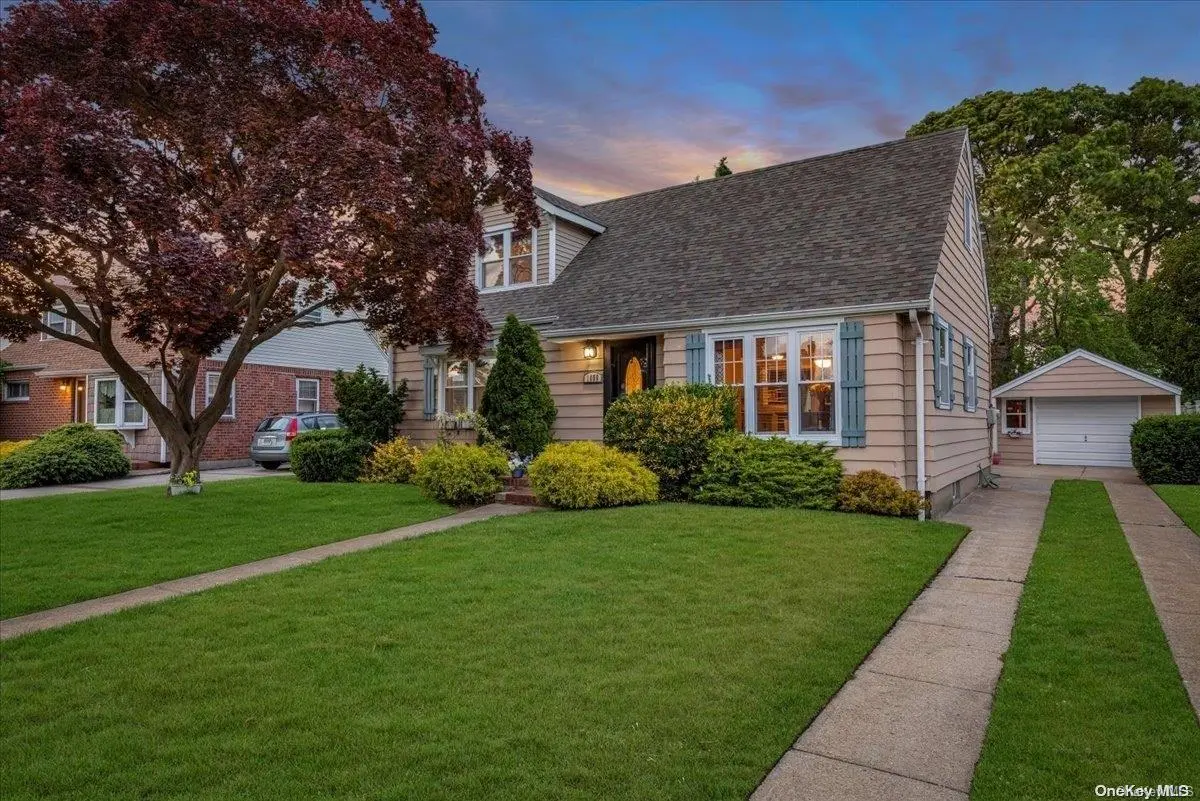 1056 Park LN, Franklin Square, NY 11010