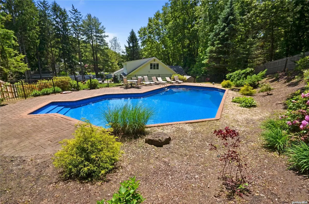 4 Bondsburry LN, Melville, NY 11747