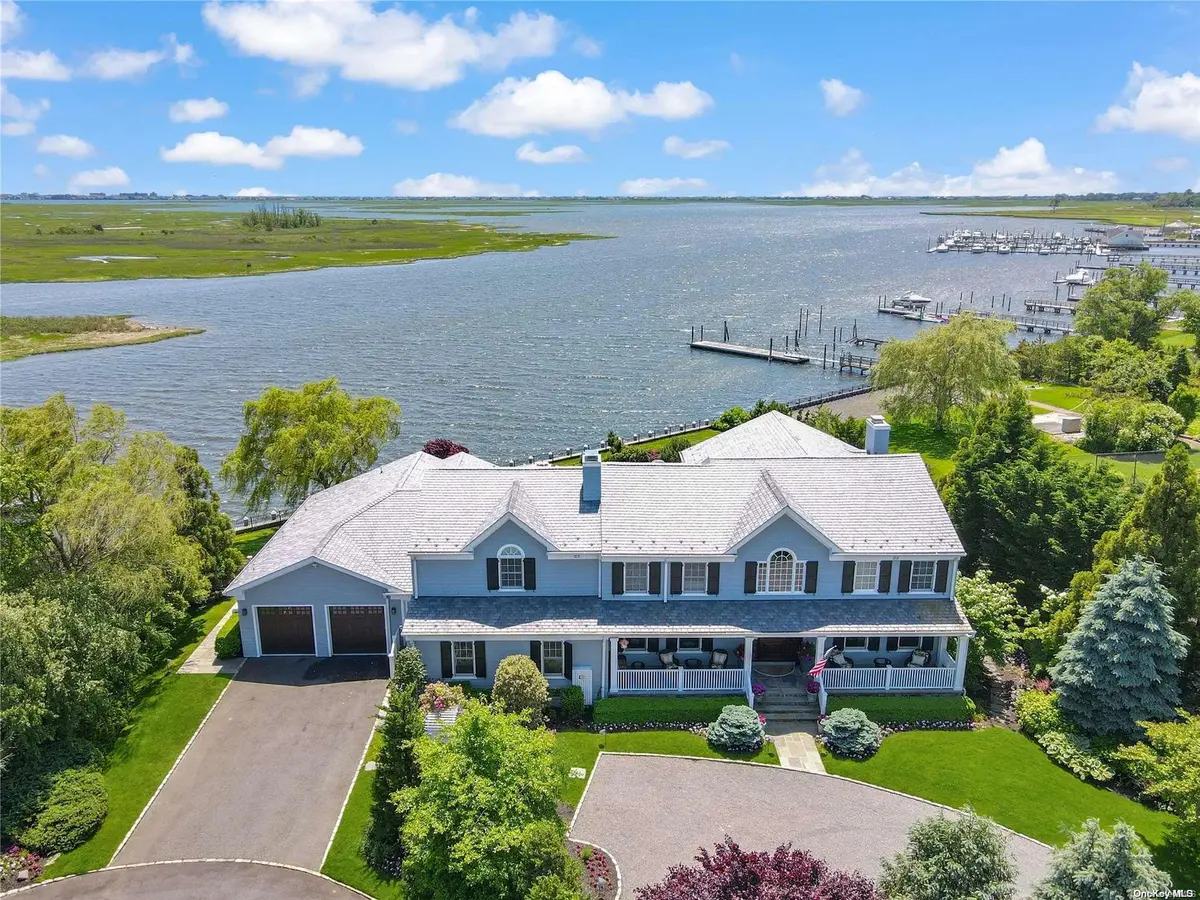 100 Adams LN, Hewlett Neck, NY 11598