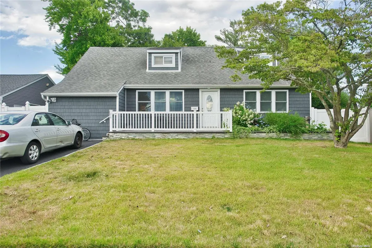 1219 Tulip LN, Wantagh, NY 11793