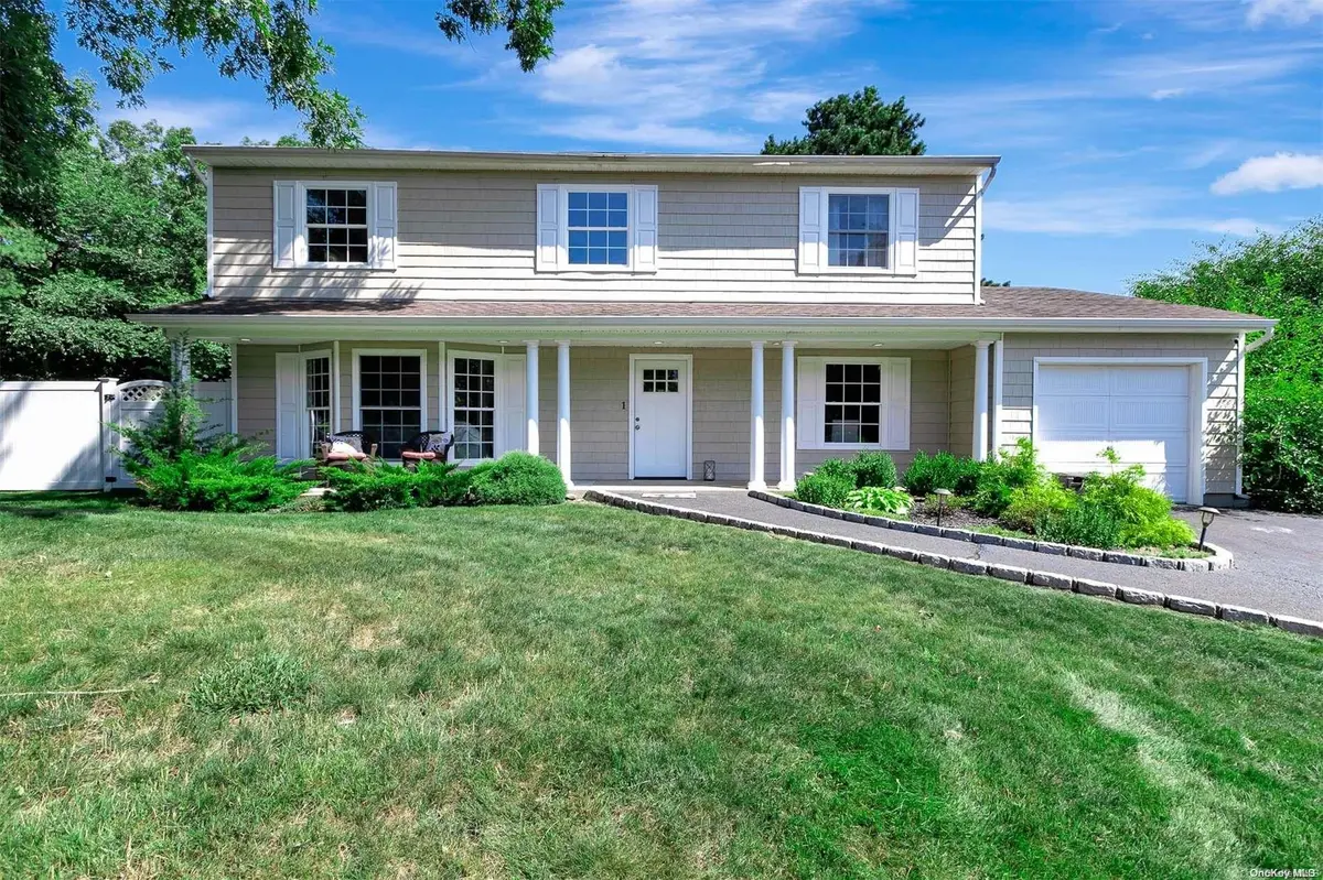 1 Equity CT, Mount Sinai, NY 11766