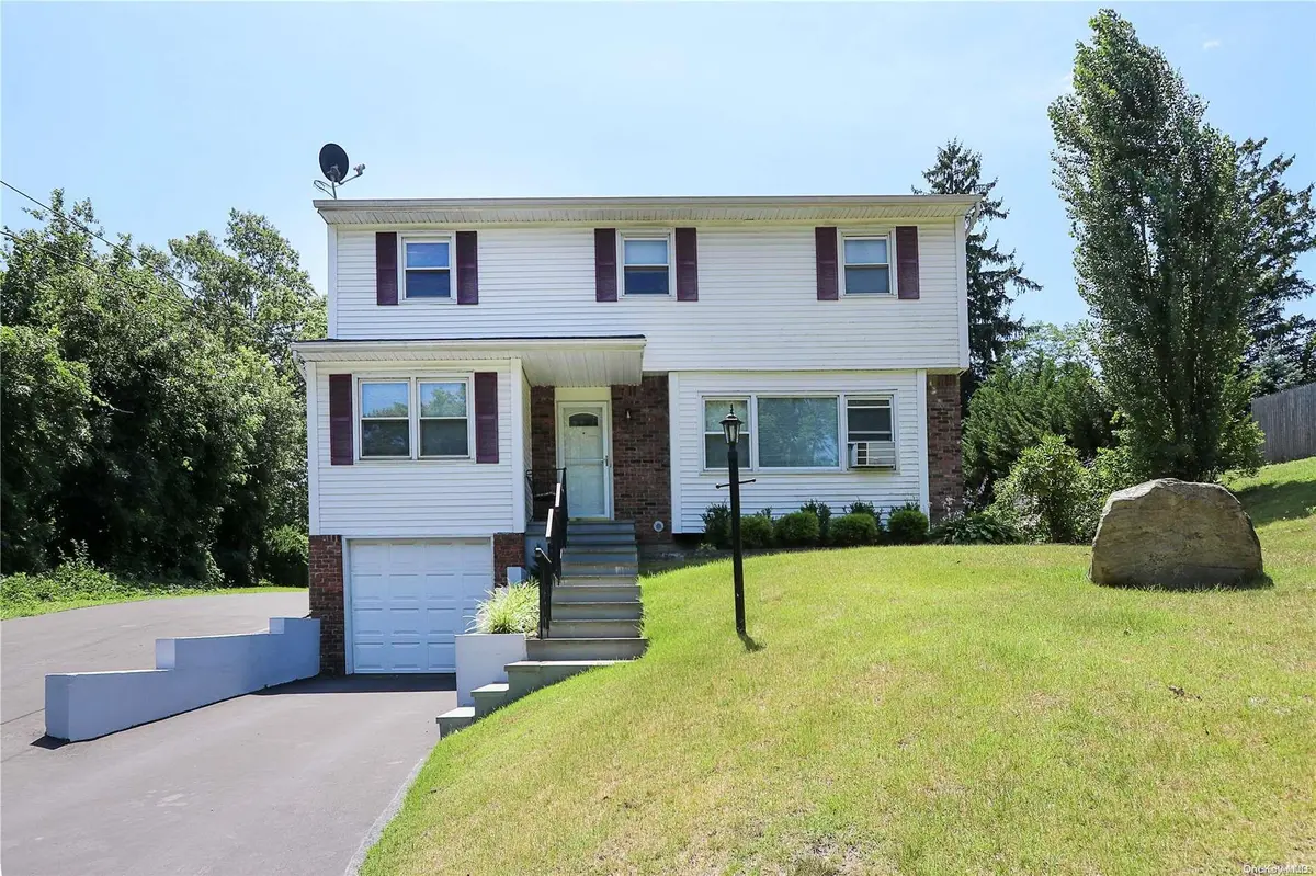 69 Kings Park RD, Commack, NY 11725