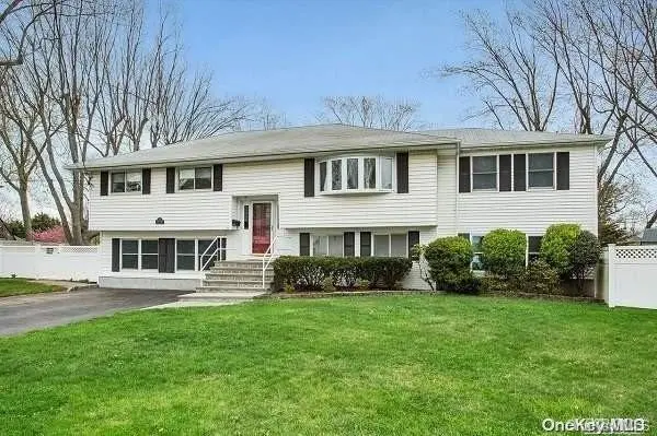 20 Rochelle CT, Amityville, NY 11701