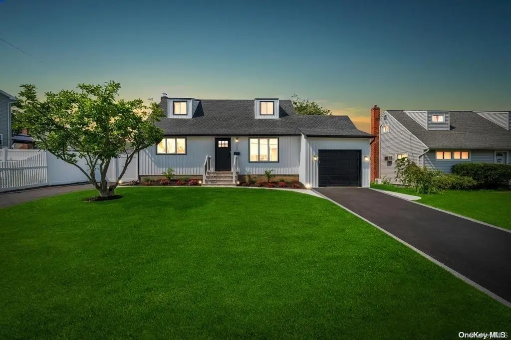 121 Lockwood AVE, Farmingdale, NY 11735