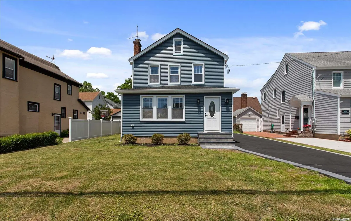 125 Wicks LN, Malverne, NY 11565