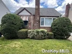 918 N 6th ST, New Hyde Park, NY 11040