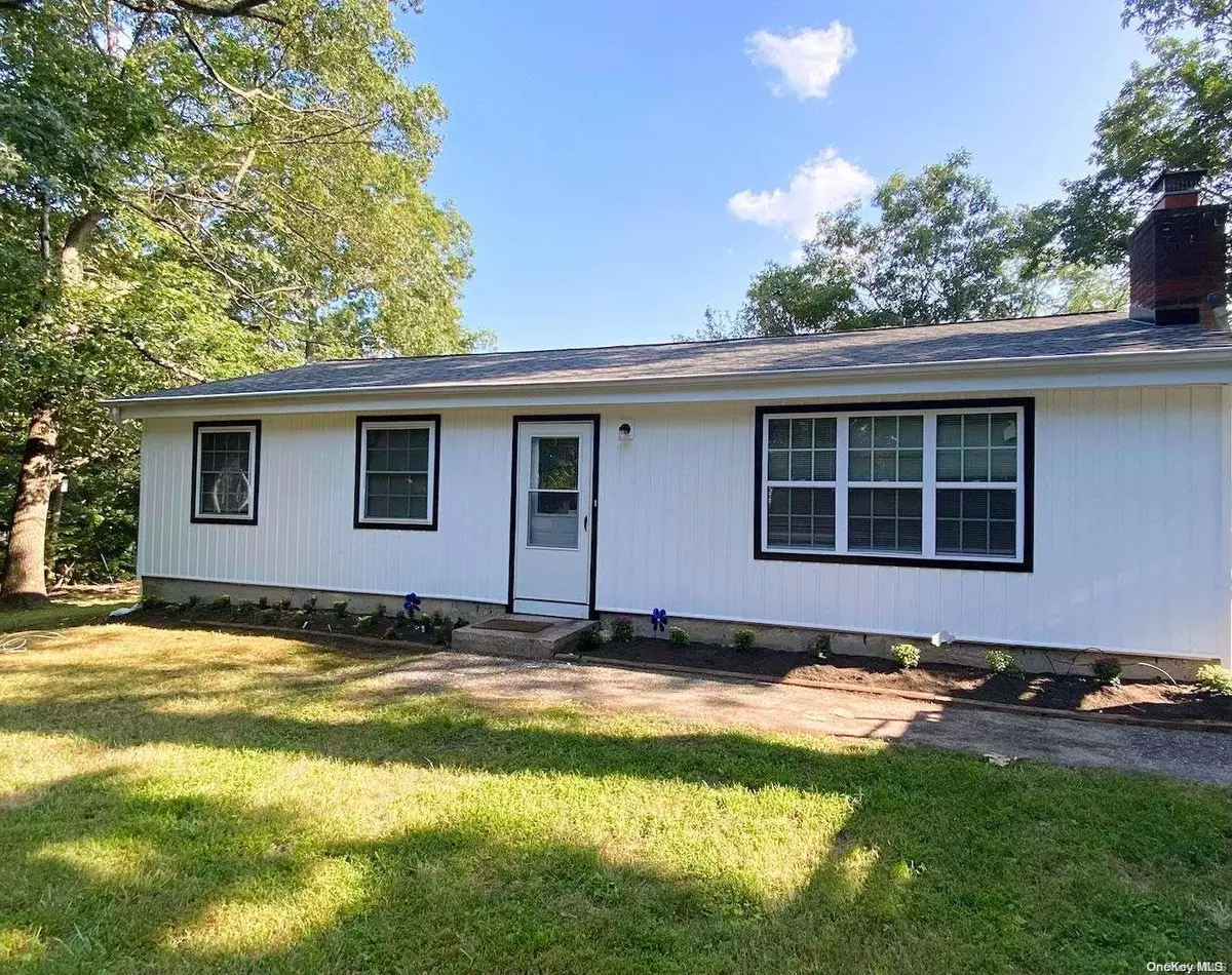 52 Maple LN, Medford, NY 11763