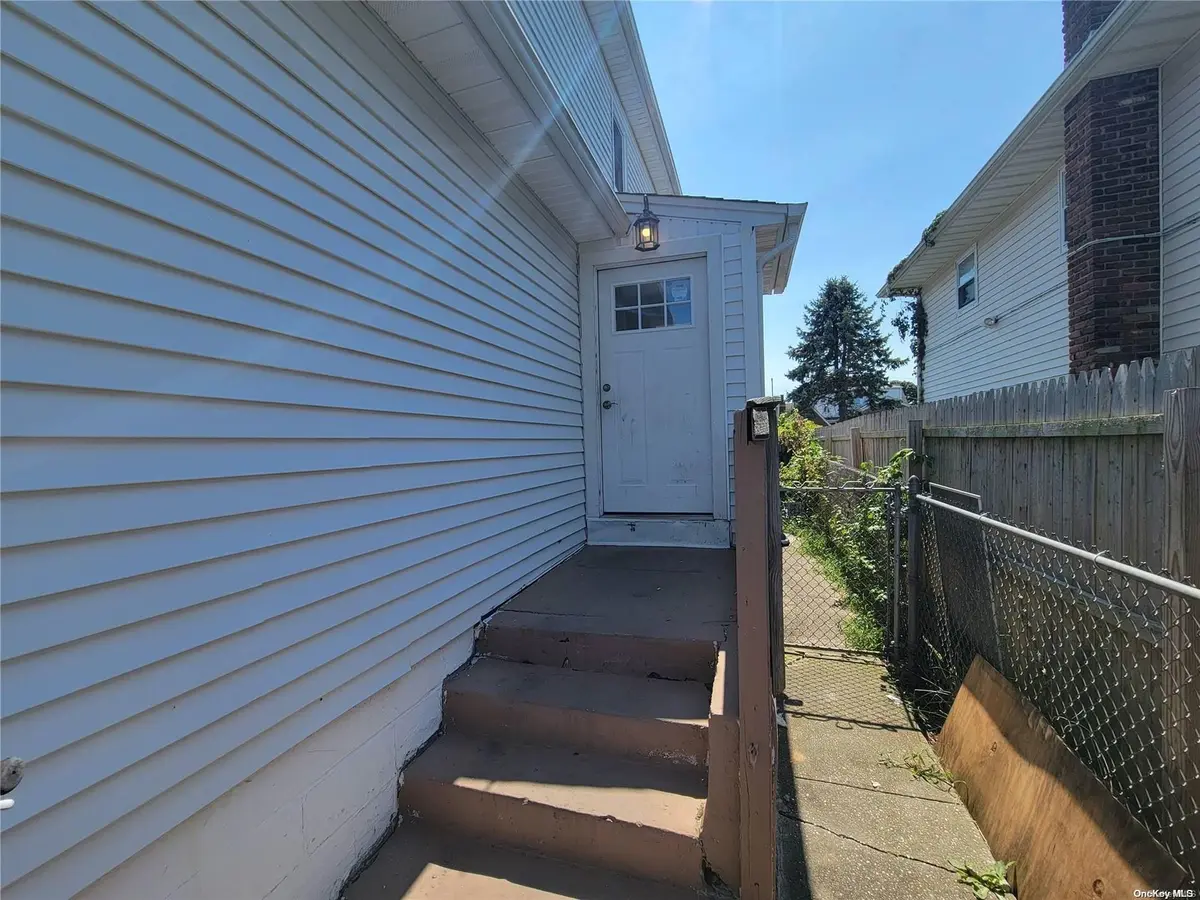 10 Parkview DR, Shirley, NY 11967