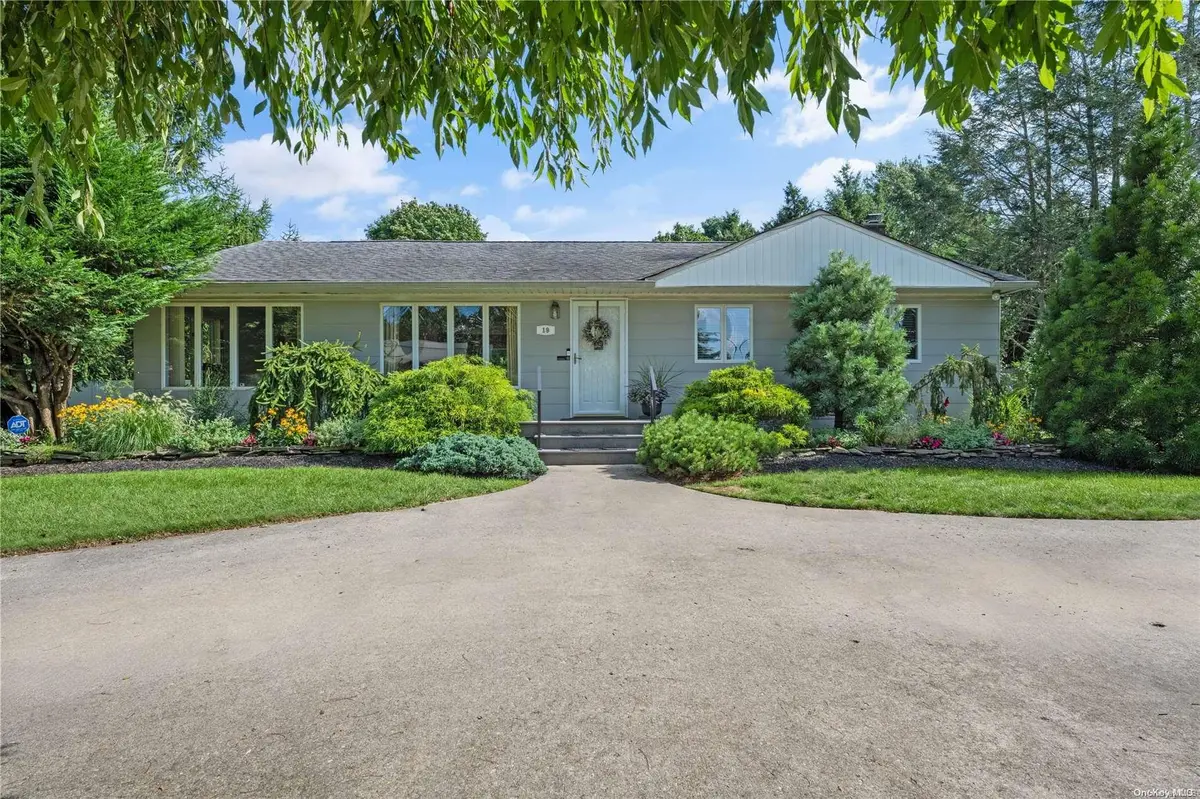 19 Ketay DR, East Northport, NY 11731