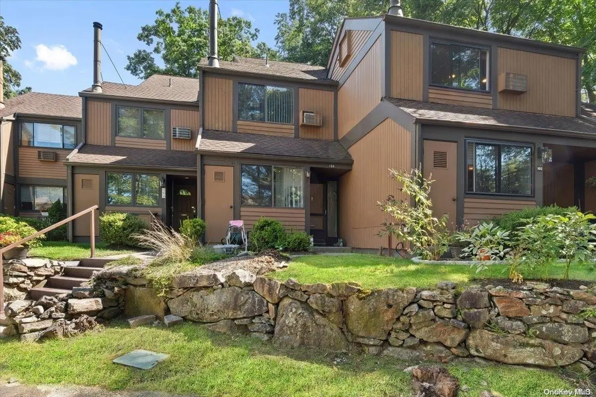 104 Round Hill RD, Greenburgh, NY 10522