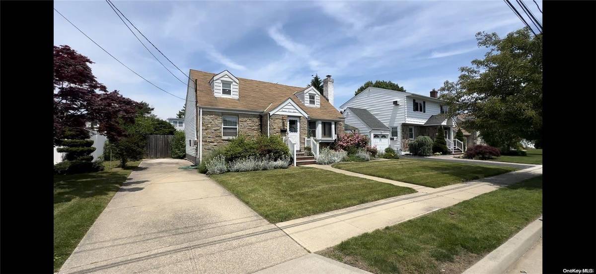 1867 Gerald AVE, East Meadow, NY 11554