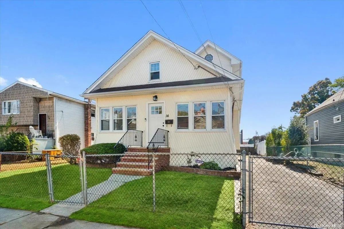 14 E Dean ST, Freeport, NY 11520
