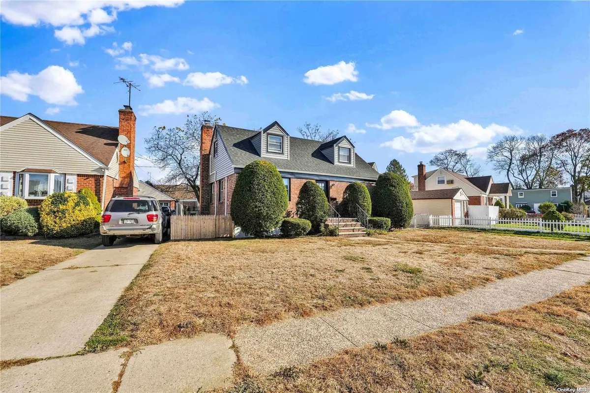 7 Ash Ct, Hempstead, NY 11550