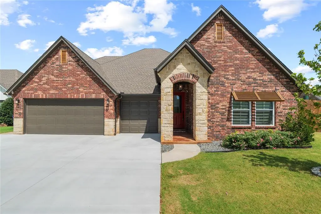 300 Bray LN, Yukon, OK 73099