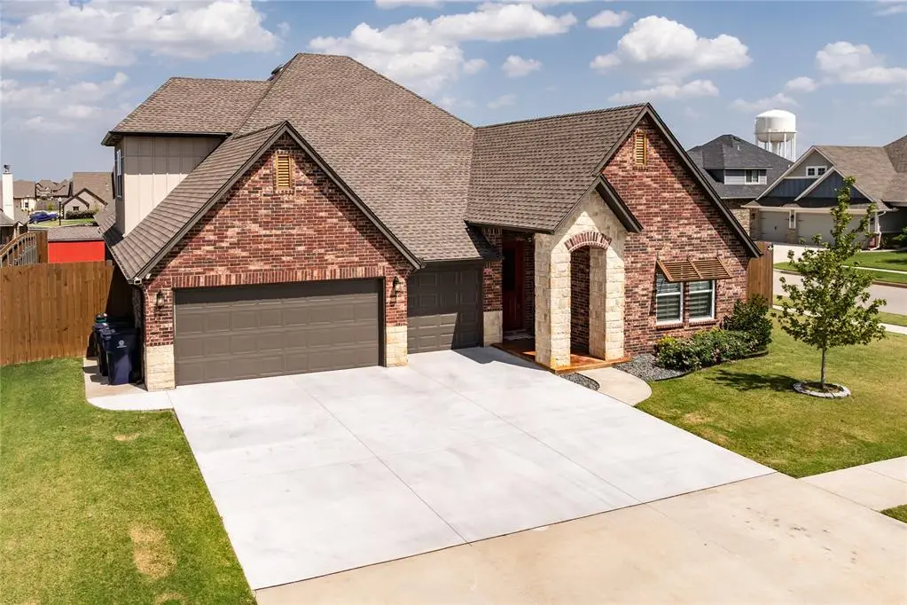 300 Bray LN, Yukon, OK 73099