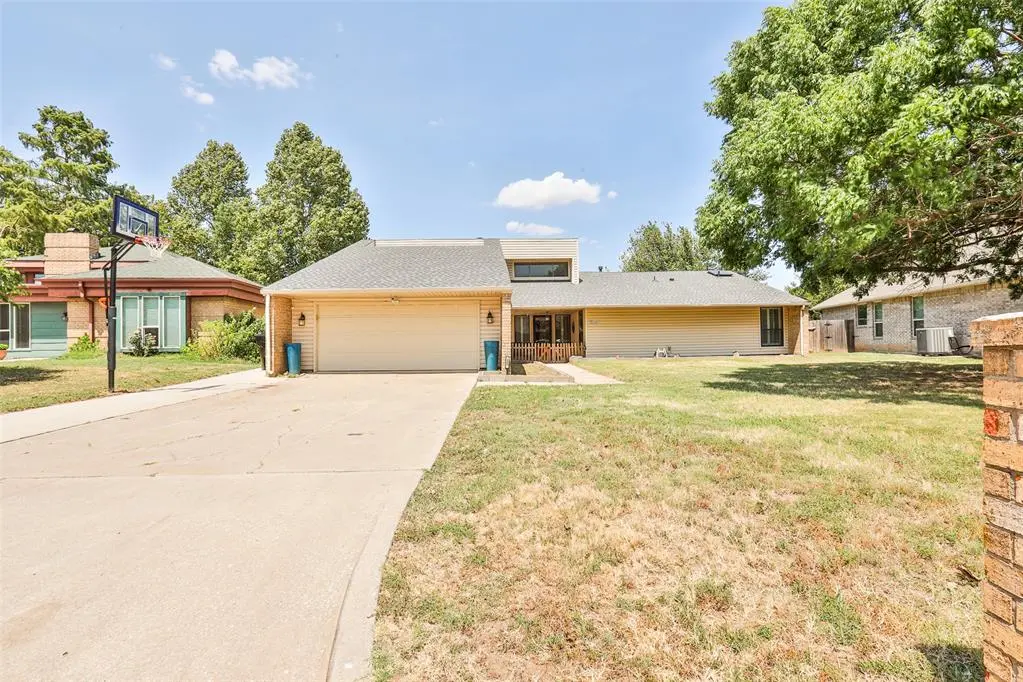 225 SE 28th ST, Moore, OK 73160