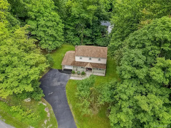 2 Lilac Hill RD, New Windsor, NY 12553