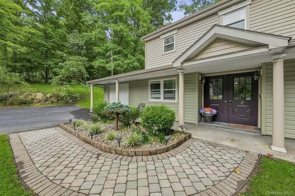2 Lilac Hill RD, New Windsor, NY 12553