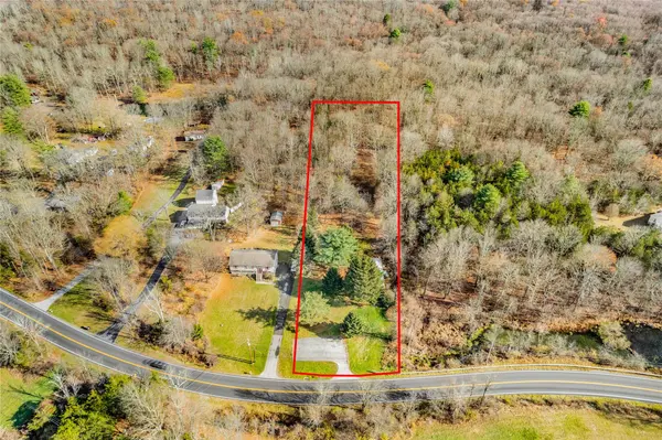 950 N Quaker LN, Staatsburg, NY 12580