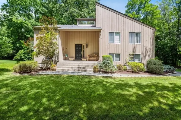 2 Greenlawn RD, Katonah, NY 10536