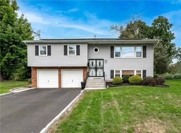 16 Hickory LN, Garnerville, NY 10923