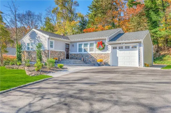15 Renville CT, Mill Neck, NY 11765